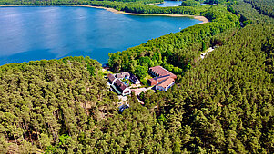 Das Familienhotel Borchard's Rookhus an der Mecklenburgischen Seenplatte, umgeben von grünen Wald und direkt am See und mitten im Nationalpark.