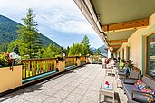 Die große Terrasse im Familienhotel Lärchenhof in Tirol