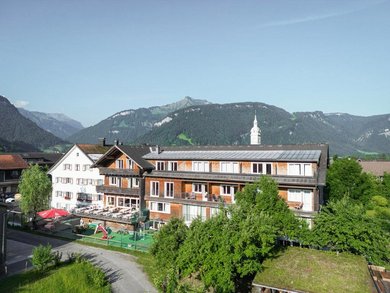 Das Familienhotel Sonne Bezau in Vorarlberg umgeben von Natur.