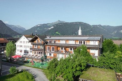 Das Familienhotel Sonne Bezau in Vorarlberg umgeben von Natur.