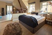 Großer Schlafbereich für Eltern mit Doppelbett im Familienhotel Landhaus Averbeck in der Lüneburger Heide.