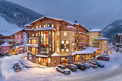 Winteraufnahme des Familienhotels Zauchenseehof im Salzburger Land.