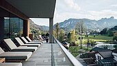 Dachterrasse im Spa- Wellnessbereich im Familienhotel Post Family Resort im Salzburger Land mit Blick auf die Berge.