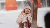 Kleinkind spielt im Winter auf dem Spielplatz vom Hotel Tirolerhof 