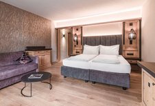 Modernes Familienzimmer mit Wohnbereich im Familienhotel Engel Gourmet & Spa