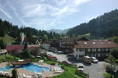 Luftaufnahme des Familienhotels Spa- & Familien-Resort Krone mit Pool im Allgäu.