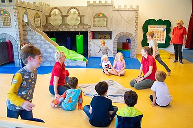 Kinder spielen gemeinsam im Happy-Club des Familienhotels Lärchenhof in Tirol.