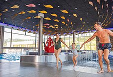 Familie im Wellenbad des Familienhotels Schreinerhof im Bayerischen Wald.