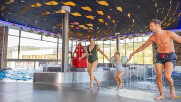 Familie im Wellenbad des Familienhotels Schreinerhof im Bayerischen Wald.