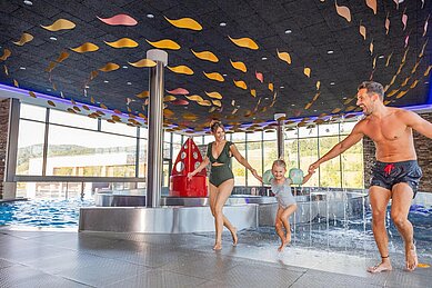 Familie im Wellenbad des Familienhotels Schreinerhof im Bayerischen Wald.