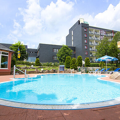 Familienhotel Am Rennsteig Außenansicht im Sommer mit Pool