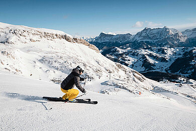 Ein Skifahrer bei der Abfahrt. Die Berge in Südtirol eignen sich für den perfekten Familienurlaub im Winter.