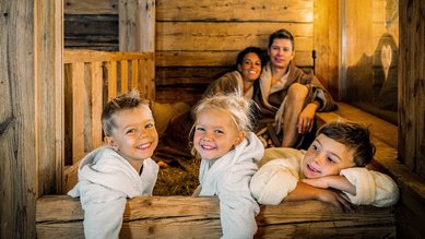Gemeinsam entspannen in der urigen Familiensauna – das Familienhotel Alpura Retreat in Südtirol macht's möglich.