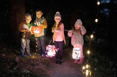 Kinder bei einer Laternenwanderung im Rahmen der Kinderbetreuung des Familotels Kaiserhof