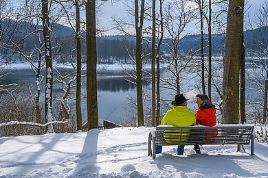 Gemütlich die Sonne genießen bei einer kurzen Pause am See im Sauerland. Ein toller Ausflug am Wald im Sauerland.