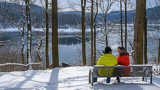 Gemütlich die Sonne genießen bei einer kurzen Pause am See im Sauerland. Ein toller Ausflug am Wald im Sauerland.