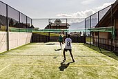 Zwei Kinder spielen Volleyball im Funcourt im Almfamilyhotel Scherer in Tirol.