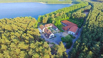 Das Familienhotel Borchard's Rookhus an der Mecklenburgischen Seenplatte, umgeben von grünen Wald und direkt am See und mitten im Nationalpark.