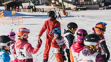 Kinder im Skikurs auf der SKipiste vom Familienhotel Hotel Tirolerhof an der Zugspitze.