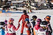 Kinder im Skikurs auf der SKipiste vom Familienhotel Hotel Tirolerhof an der Zugspitze.