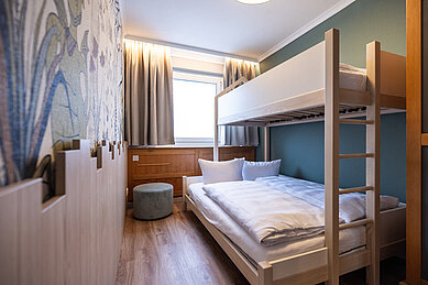 Zwei Kinderbetten im Familienzimmer im Familienhotel Elldus Resort im Erzgebirge