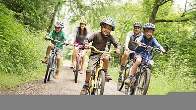 Eine gemeinsame Radtour durch den Wald rund um das Familienhotel Ottonenhof im Sauerland.