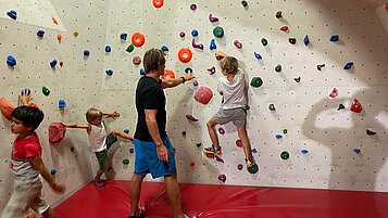 Kinder Klettern an der Kletterwand im Familienhotel Tirolerhof