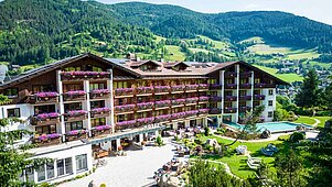 Außenansicht des Familienhotels Kirchheimerhof in Kärnten mit umgebenden Hotelgelände.