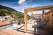 Große Sonnenterrasse mit einem Ausblick auf die Berglandschaft im Kinderhotel Stefan in Pitztal.