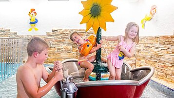 Kinderschwimmbecken mit Planschbereich im Familienhotel Engel im Hochschwarzwald.