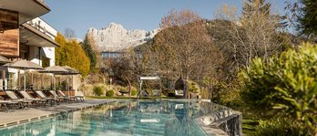 Großer Outdoor-Pool des Familienhotels Engel Gourmet & Spa in Südtirol im Sommer