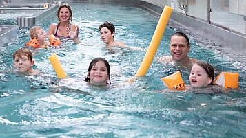 Zwei Kinder in der Wasserrutsche des Familienhotels Feldberger Hof im Schwarzwald.