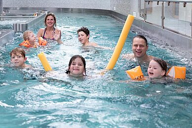 Zwei Kinder in der Wasserrutsche des Familienhotels Feldberger Hof im Schwarzwald.