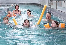 Zwei Kinder in der Wasserrutsche des Familienhotels Feldberger Hof im Schwarzwald.