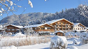 Hotelansicht des Familienhotels Landgut Furtherwirt in Tirol im Winter.