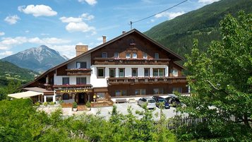 Sommeransicht auf das Familienhotel Kinderhotel Sailer in Pitztal.