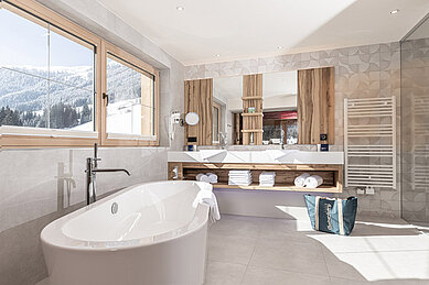 Modernes Badezimmer mit Walk-In-Dusche im Familienhotel Galtenberg Family & Wellness Resort in Tirol.