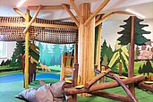 Indooor Spielplatz mit Klettermöglichkeiten im Familienhotel Familien Resort Petschnighof in Kärnten.