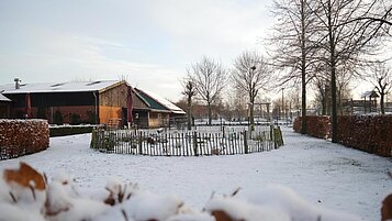 Spielplatz des Familienhotels Landhuus Laurenz im verschneiten Winter.