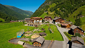 Sommer Luftaufnahme vom Familienhotel Oberkarteis im Salzburger Land.