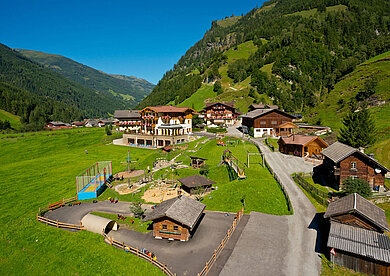 Sommer Luftaufnahme vom Familienhotel Oberkarteis im Salzburger Land.