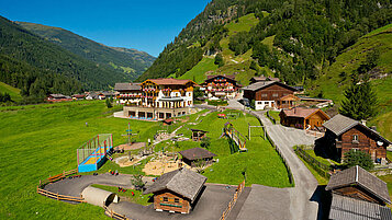 Sommer Luftaufnahme vom Familienhotel Oberkarteis im Salzburger Land.