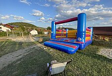 Hüpfburg auf den Außenspielplatz des Familienhotels Der Böhmerwald.