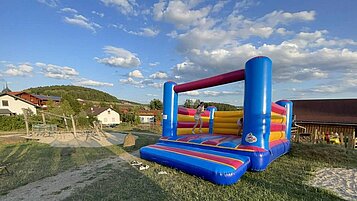 Hüpfburg auf den Außenspielplatz des Familienhotels Der Böhmerwald.