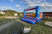 Hüpfburg auf den Außenspielplatz des Familienhotels Der Böhmerwald.