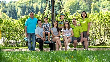 Familienhotel Mein Krug im Fichtelgebirge - Die Gastgeberfamilie Diezinger auf dem Außenspielplatz