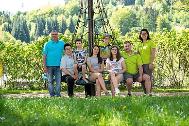 Familienhotel Mein Krug im Fichtelgebirge - Die Gastgeberfamilie Diezinger auf dem Außenspielplatz