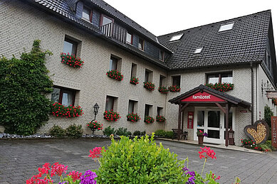 Das Familienhotel Monikas Ferienhof Sauerland in der von außen im Sommer.