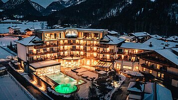 Winteransicht der Hotelanlage im Familienhotel Post Family Resort im Salzburger Land.