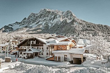 Das Familienhotel Tirolerhof in der Tiroler Zugspitzarena umgeben von einer weißen Winterlandschaft.